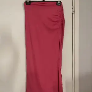 Fin rosa lång kjol med slits, använd fåtal gånger