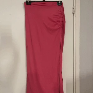 Rosa lång kjol - Fin rosa lång kjol med slits, använd fåtal gånger