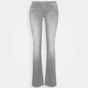 Jätte sköna fina LTB jeans. Superfint skick bara andvända fåtal gånger så i nyskick!💓 originalpris 829 men säljer för 900kr då dem är helt slutsålda. Skriv för fler bilder!💓 (!många intresserade så först till kvarn!☺️)