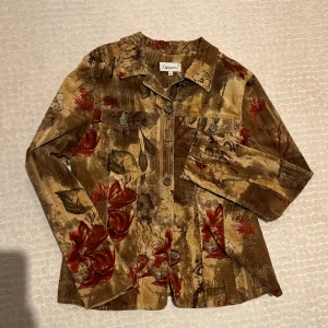 mönstrad kavaj 00s - en vintage kavaj som är använd max 2 ggr, står storlek 44 men skulle säga att den är 36-40 eftersom storlekarna va mindre på den tiden :)