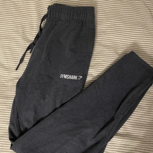 Gymshark mjukisar  - Mjukisbyxor från gymshark. Med fickor och blixtlås vid vaden. Sparsamt använda. Säljer pga att redan har samma modell men i grått. 