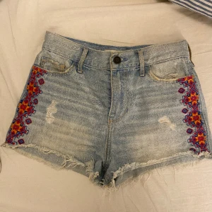 Jeans shorts med design - Super snygga jeans shorts från Hollister. Sitter typ mid waist till low waist. Inga defekter och aldrig använda! Säljer för de är för små