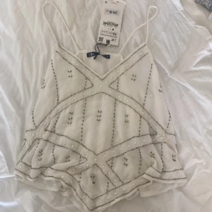 Fest topp - Jättesnygg festlig topp från zara i bra skick, endast använd ett par gånger❤️