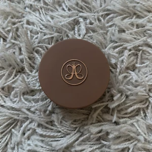 Anastasia Beverly Hills Cream Bronzer Sun Kissed - Anastasia Beverly Hills Cream Bronzer Sun Kissed.  Köpte fel färg på den här bronzern, så den är i princip ny. Har bara använt lite. Köptes för 355 kr, säljer för 266kr.
