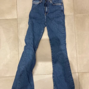 Säljer mina peachy flare jeans🩵 - Säljer domhär jeansen. Dom är i helt okej skick, lite sönder vid kanterna. Dom är som ”kostymbyxor” bara att jeans. Kostade 60€ (600 kronor) från början men nu säljer jag dom för 10€ (100 kronor). Kom privat för intresse och mera bilder!💙👖