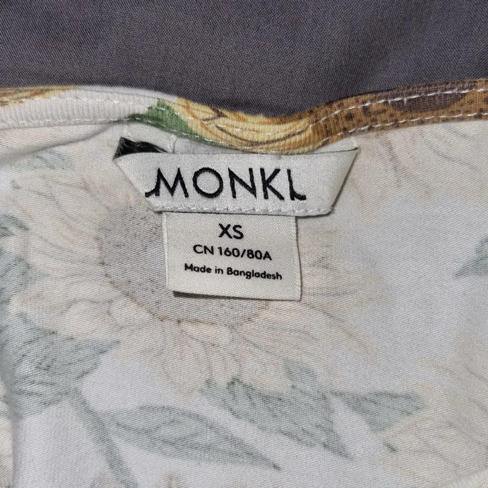 Vitt linne med solrosor, köpt på Zalando, märket Monki. Köpt för ca ett år sen, sparsamt använd.. Toppar.