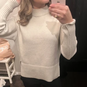 & other stories tröja  - Beige jättefin stickad tröja från &other stories🤍🤍