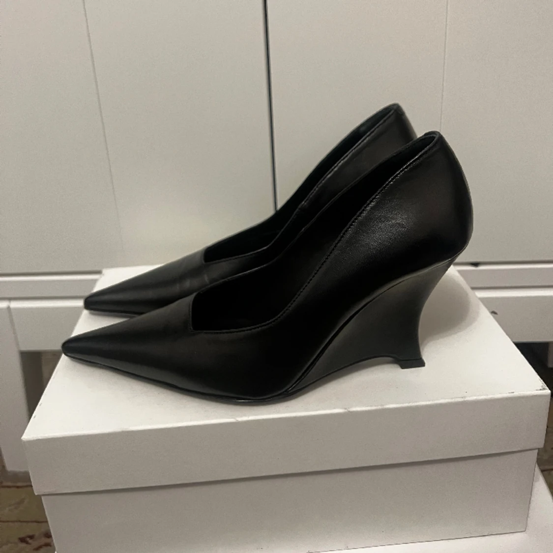 COS kilklackar wedge pumps skor  - 90