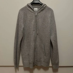 John Henric zip hoodie - John Henric zip hoodie i kashmir. Tröjan är i nyskick, endast använd ett fåtal gånger och i storlek M. Nypris 2200 kr. Kvitto finns, bara att fråga! ☺️