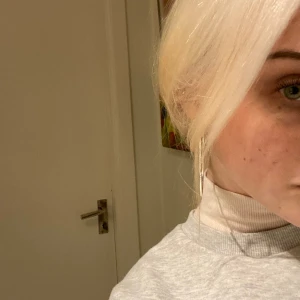 Ribbad crewneck - En beige ribbad turtleneck/polo, som passar perfekt under en sweatshirt! Den är supermjuk i materialet, men säljer då den tyvärr inte kommer till användning. Storlek men skulle säga att den passar xs-s💋 