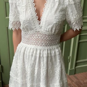 Studentklänning - Säljer min fina studentklänning från Gina Tricot! Älskade denna klänning, använd endast på champagne frukosten o utspringet så väldigt fint skick! Säljer då  den för den inte kommer komma till användning🩷 nypris 699kr!