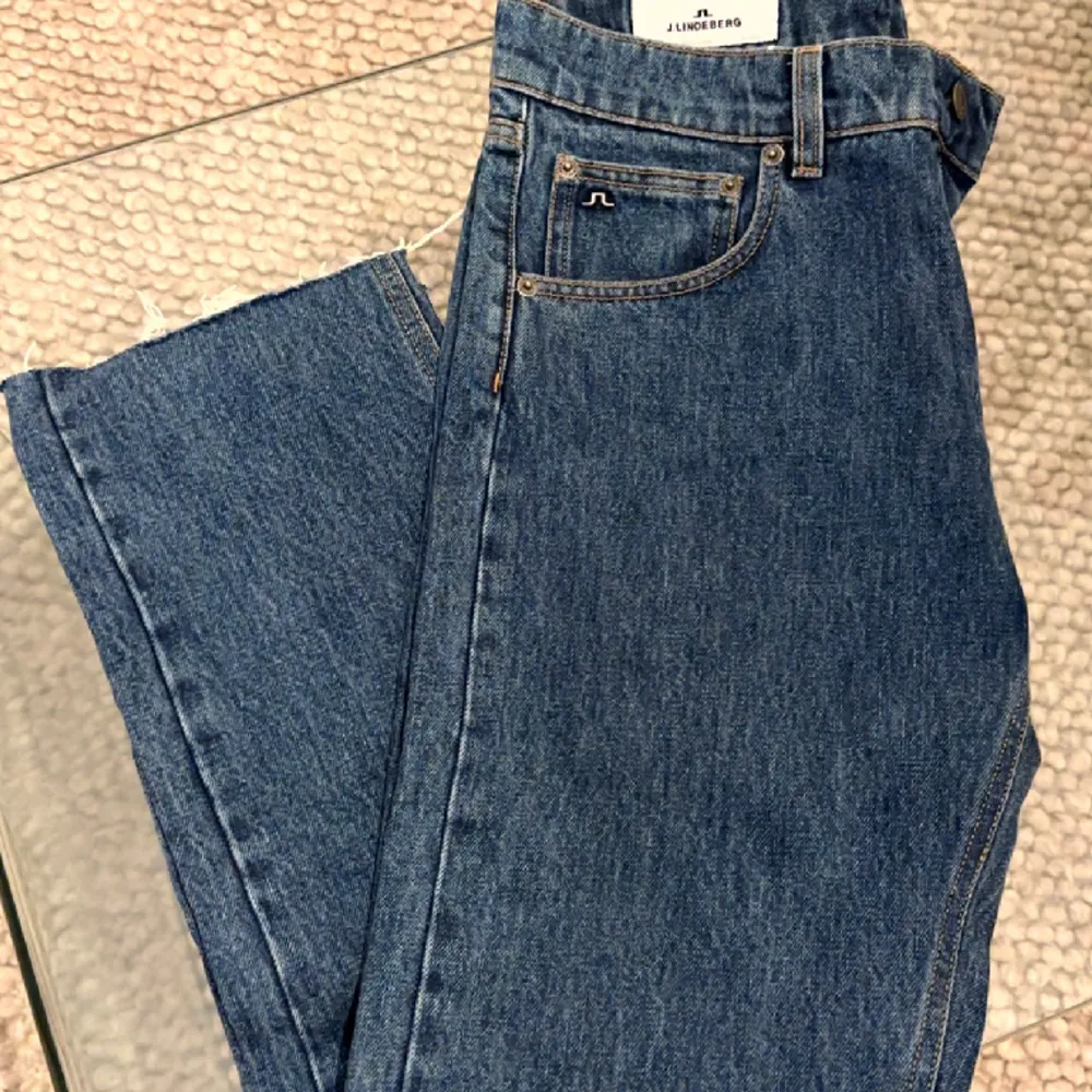 Storlek: 30/30 Skick: 9/10 - knappt använda  Nypris: 1399kr  Säljer dessa J Lindeberg jeans i en riktigt fin blå tvätt. Perfekt inför våren! Modellen är ganska rak.   . Jeans & Byxor.