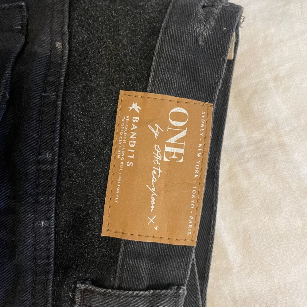 Trendiga jeansshorts från One Teaspoono i modellen Bandits. Mycket fint skick, inget att anmärka på. Storlek 26. Nypris 1699:- . Shorts.