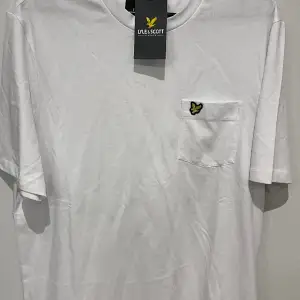 Säljer nu min Lyle scott t-shirt då den var för stor, En helt oanvänd t-shirt! Skick 10/10 det är relaxed fit. I storlek s Från lyle scott