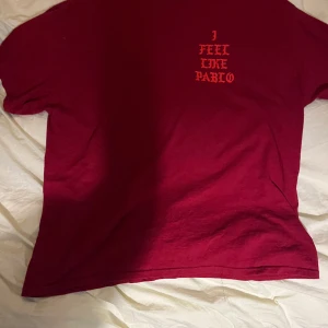 Kanye West. I Fell Like Pablo - Säljer denna I Feel Like Pablo tishan som är gjord av Kanye West. Säljer för den är för stor och har börjat tappa intresse i färgen. Köp den medan den finns eftersom hans merch är eftertraktad av det nya albumet. Priset kan diskuteras. Storlek XXL