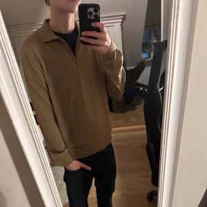 Oscar Jacobson Merinoull tröja - Riktigt fet Oscar Jacobson merino tröja som jag säljer pga att mi kompis har likadan. Den är aldrig använd och är i helt nytt skick. 