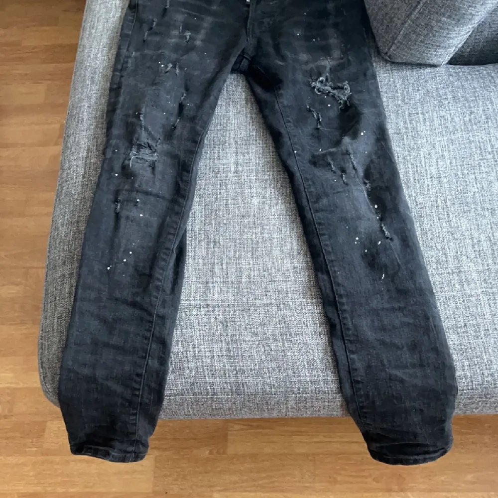 Hej ja säljer Dsquared2 jeans dom är i bra skick som ny fick dom i present ingen aning om äkta eller fake därför säljer ja ganska billigt för 950. Jeans & Byxor.