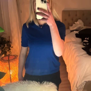 Mörk blå stickad t-shirt - Mörkblå stickad t-shirt från Lindex med bra kvalitet