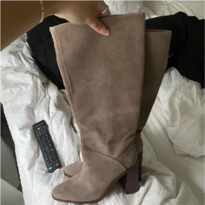 Boots - Säljer dessa super fina boots köpt i våras. Sparsamt använda bilderna är från förra ägaren🩷 köpa för 750 säljer för 550.
