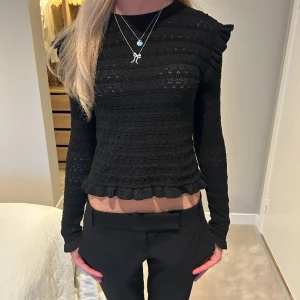 Topp  - Säljer denna svarta långärmade topp från Zara i storlek S!