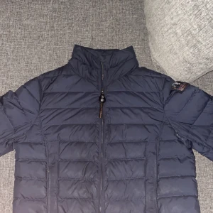 Parajumpers jacka - Storlek xs. Väldigt fin och 10/10 skick. Säljer då jag växt ur den. Våga kontakta om intresserad. Pris kan diskuteras.