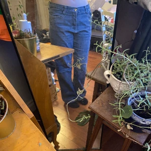 Jeans  - 42 i midjan , ganska breda. Jag är 168 å dem passar bra i längden för mig. Bra skick, inte så använda. 