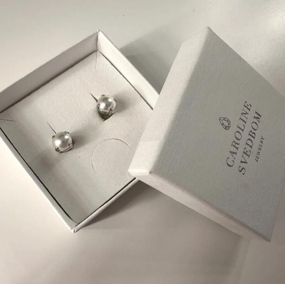 Ett par helt nya och oanvända örhängen från Caroline Svedbom med silver plätering. Nypris 395kr😇 Köpare står för frakten. Accessoarer.
