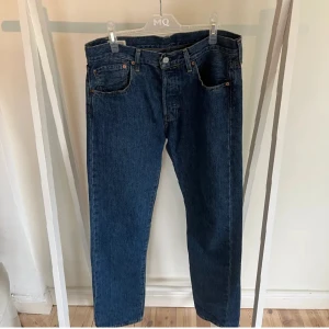 Levis 501 Jeans - Strl 32/34 regular fit. Säljer på grund av att dom är för stora. Butikspris ligger på 1090kr