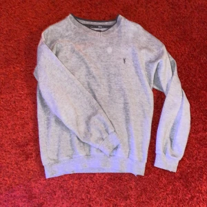 YSL sweatshirt  - YSL sweatshirt, skitsnygg sweatshirt som tyvärr blivit för liten, super najs passform, storlek M 