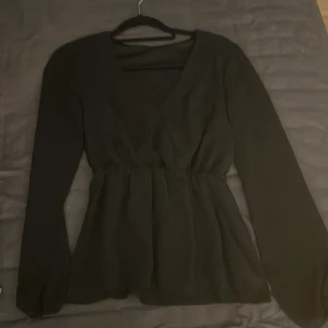 Blus - Svart gullig blus som ej kommer till användning hos mig 