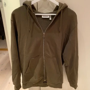 Weekday Hoodie  - Hej, säljer nu denna otroligt varma och sköna hoddien som passar perfekt vid olika tillfällen, bra skick och väldigt skön kvalitet. Vid funderingar är det bara och höra av sig! ///Felix