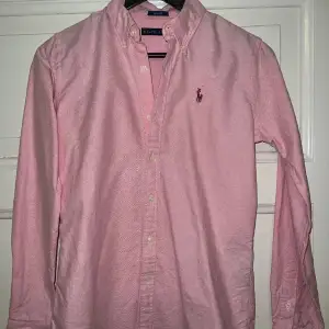 Rosa skjorta från Ralph Lauren i strl 2 passar xs/s. Slim fit modell. 