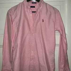 Ralph Laurent skjorta - Rosa skjorta från Ralph Lauren i strl 2 passar xs/s. Slim fit modell. 
