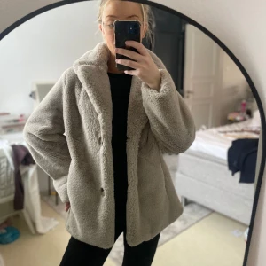 Pälsjacka - Säljer denna snygga pälsjacka från NA-KD 