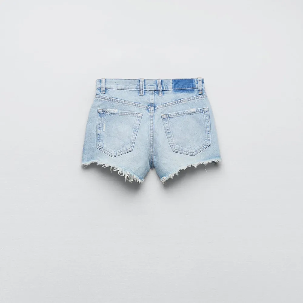 Helt oanvända jeans shorts ifrån zara med prislapp kvar. Midrise. Har både storlek 32 & 34. Pris går att diskutera . Shorts.