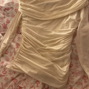 tröja från gina tricot💘 - köpt ett år sedan, lite genomskinlig men man ser inte mycket vid bysten för att off shouldern grejen är ju nervikt där