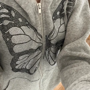 Fjäril zip up tröja!💕 - Rhinestone fjäril tröja, första bilden är inte min men på andra bilden ser man att jag har exakt samma tröja💕, jättebra skick!