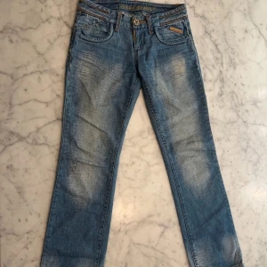 Low waist bootcut jens - Vintage jeans. På bilden ser de inte ut att vara bootcut men det är dom. 