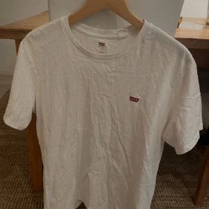 3 t-shirts paket - Levis och Carhartt tröjan är i storleken large och den blå t-shirten är i storleken medium