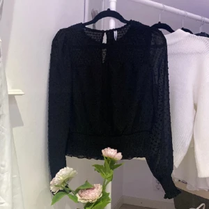 Svart blus - Jätte fin blus som är i storlek S. Säljer för att den inte har kommit till användning 💗 * köparen betalar frakten om varan ska skickas *