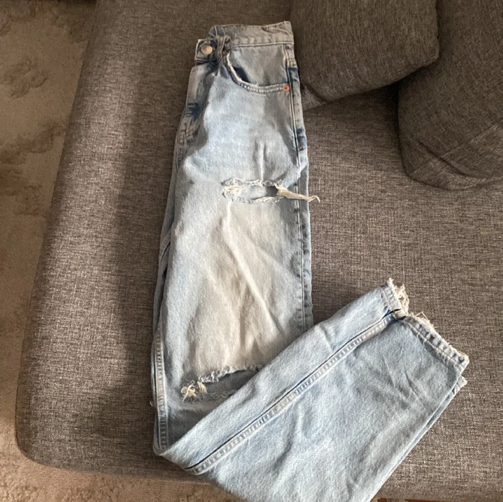 Håliga jeans från Gina i st 34. Jeans & Byxor.
