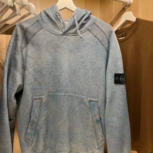 Stone island hoodie i sällsynt färg. Endast använd ett fåtal gånger.  Stone Island Hoodie 62090 Periwinkle Blue