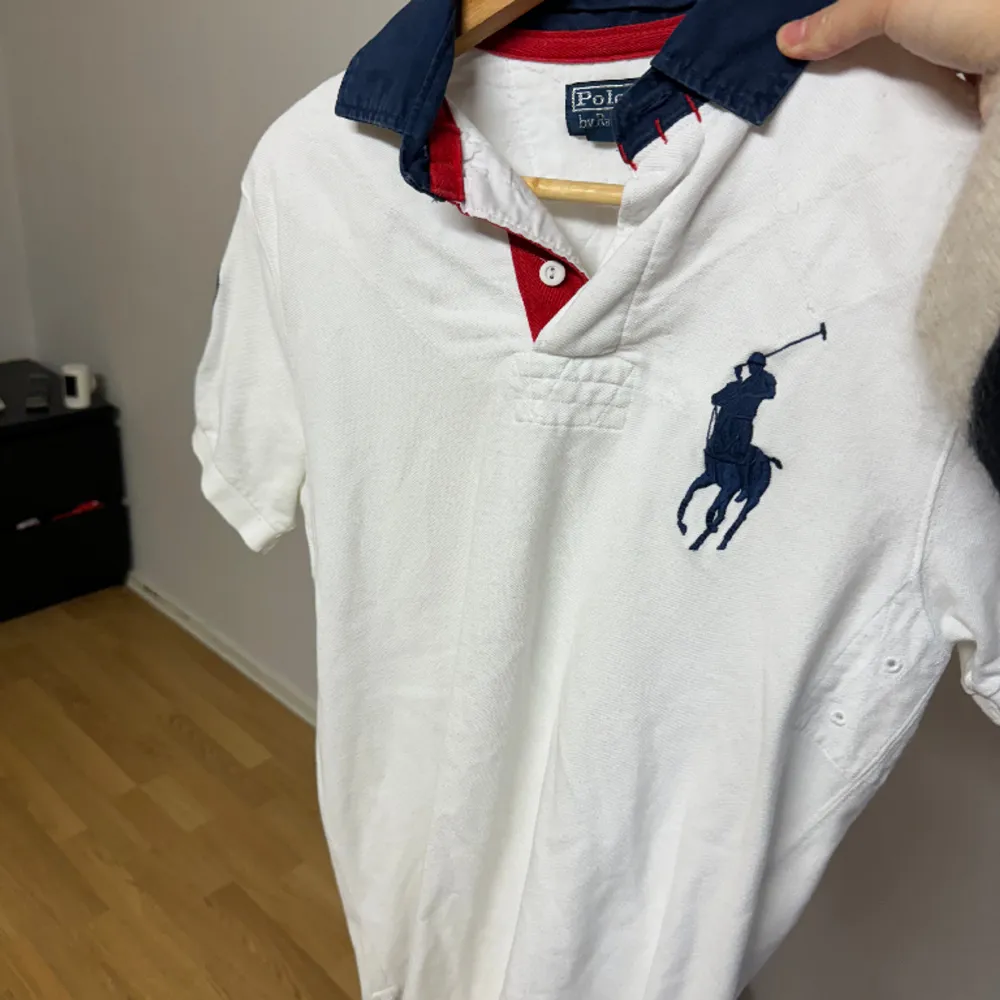 En Ralph Lauren tröja som inte kommer till användning därav bra skick. . T-shirts.