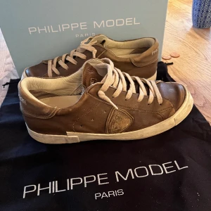 Philippe model skor - Tja!! Säljer nu mina feta philippe model skor i storlek 40 men passar även 40,5/41, dustbag och original box tillkommer.