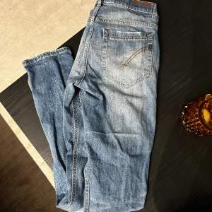 Säljer ett par dondup jeans med slitningar i modellen George storlek 31. 