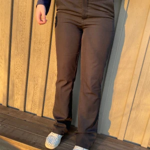 Svarta kostymbyxor  - Svarta kostymbyxor från Bikbok🤍 i fint skick men lite förstora för mig.