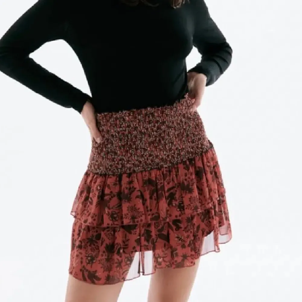 Säljer den här snygga kjol från zara. Den är i fint skick och är knappt använd.💕. Kjolar.