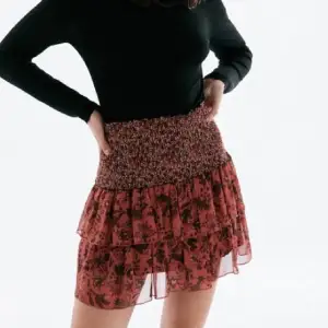 Säljer den här snygga kjol från zara. Den är i fint skick och är knappt använd.💕