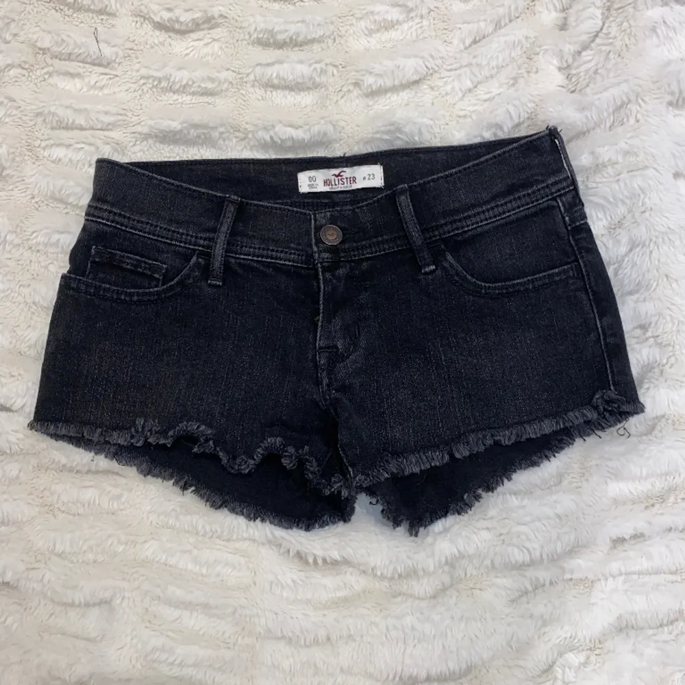 supersnygga lågmidjade svarta jeans shorts som tyvärr inte passade mig💗💗betalning sker via köp nu💗. Shorts.