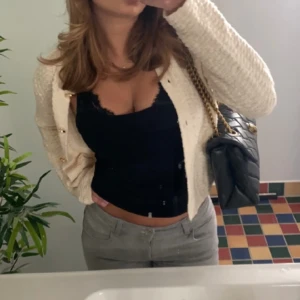 Vit kofta  - Säljer min fina vita kofta från Gina tricot, som jag köpte i sommars det är jätte fint skick då jag använt den bara några gånger.😊